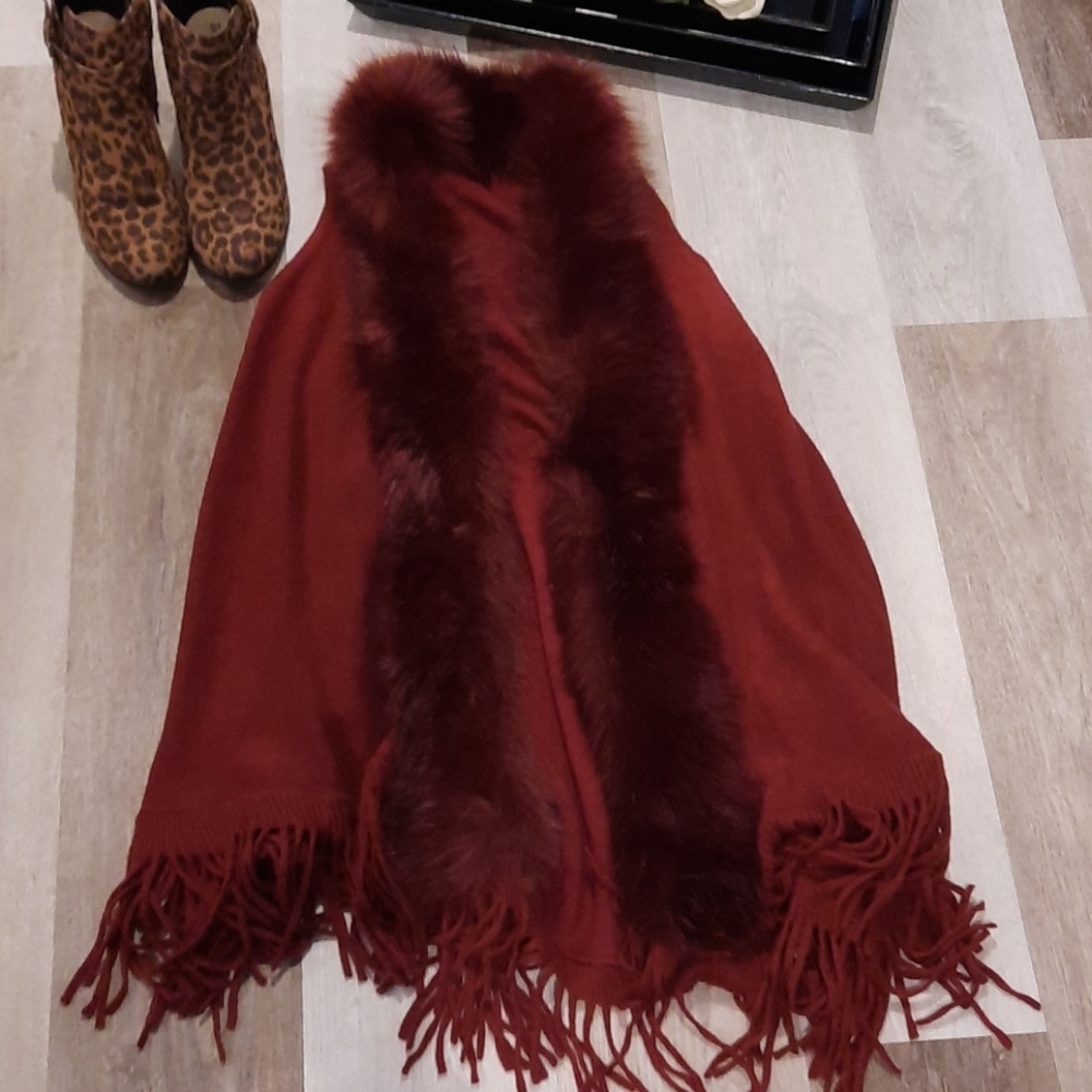 Adorable faux fur, fringed vest!